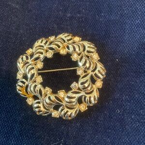 Vintage Gold-toned Wreath Brooch 17 Rhinestones delicately nestled in the wreath